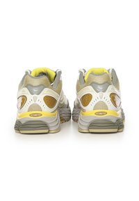 Saucony PROGRID OMNI 9 UNISEX - Baskets basses - pink/purple